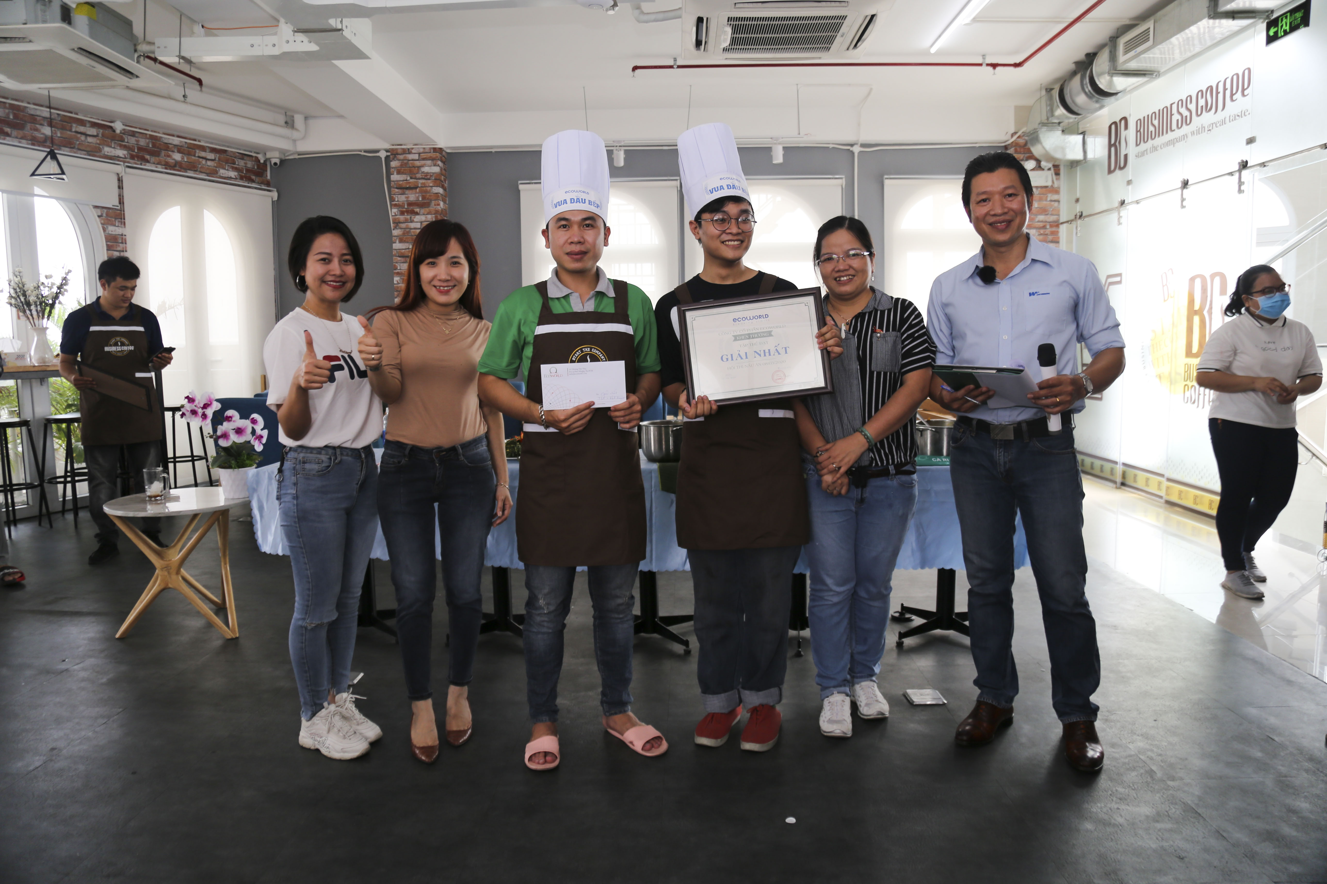Team 2 vui mừng vì đạt được giải thưởng cao nhất của Hội thi với danh hiệu Vua Đầu Bếp của Ecoworld